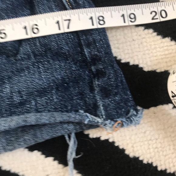 Levi’s High Rise Cutoff Jean Shorts Size 27 - Picture 4 of 7